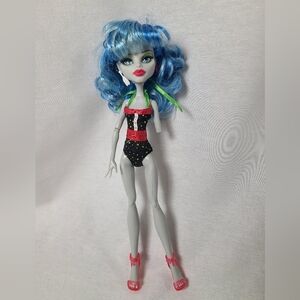 Monster High Doll Ghoulia Yelps Skull Shores (missing hand and forearm) 2012